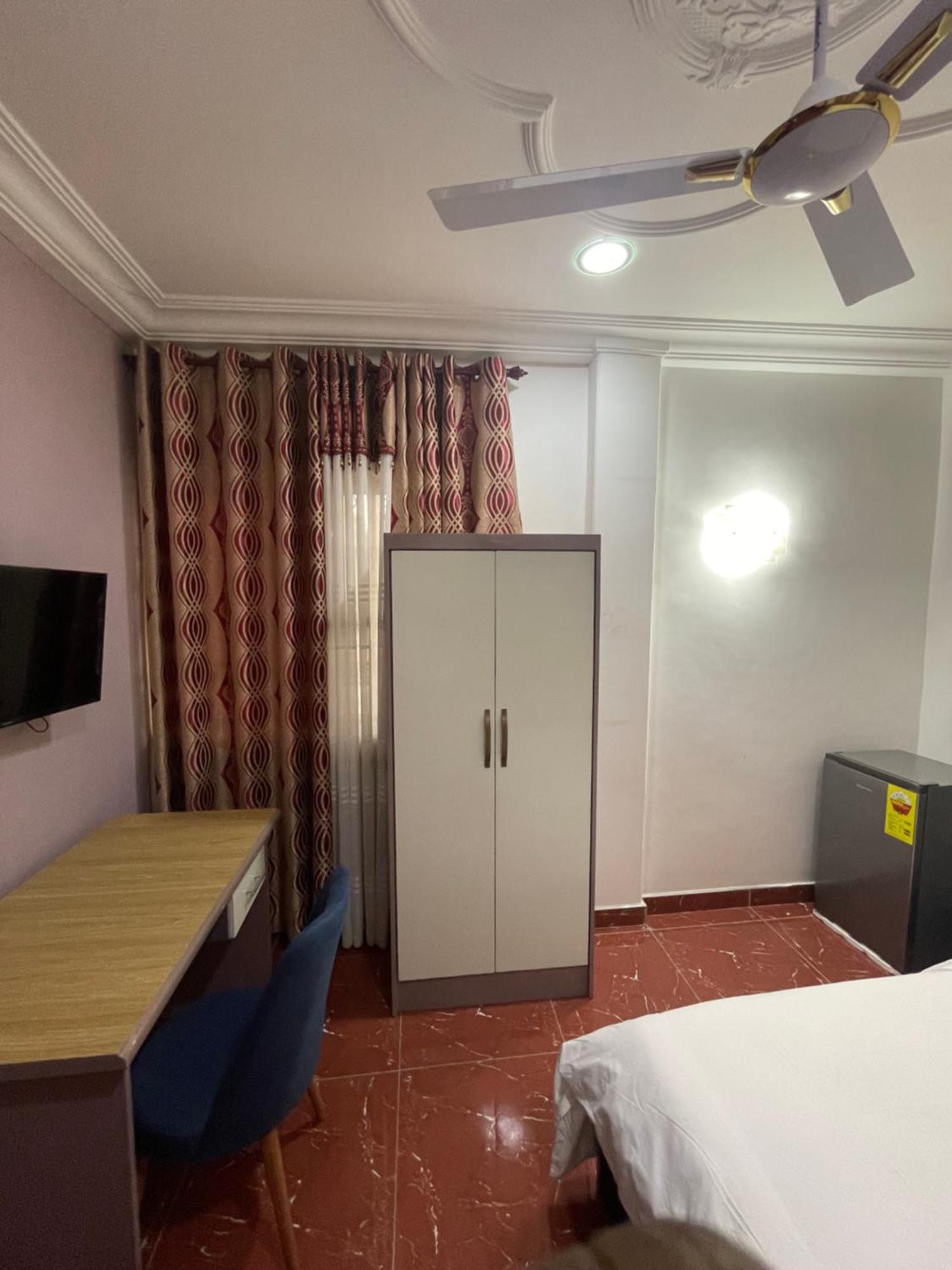 George Vee Hotel Ltd Кумаси Экстерьер фото